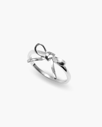 Ribbon Kiss ring in 925 sterling silver, tiny bow, angled view