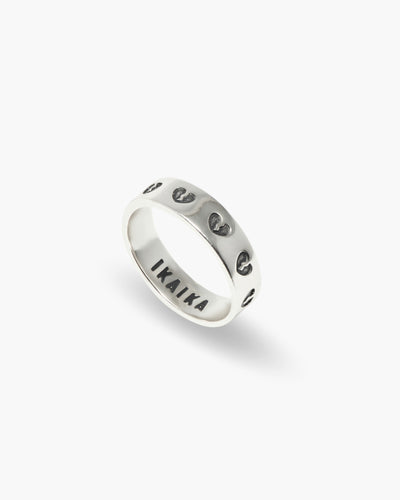 Homecoming ring in 925 sterling silver, band of broken hearts, angled view