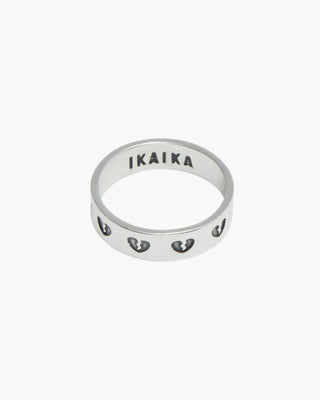 Homecoming ring in 925 sterling silver, band of broken hearts, front view