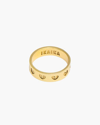 Homecoming ring in 14K gold plated, band of broken hearts, front view