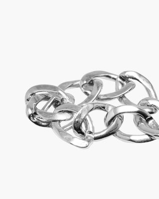 Chain Reaction ring in 925 sterling silver, close-up of the chunky chain links