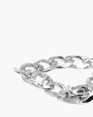 Chain Dead ring in 925 sterling silver, close-up of the chain links