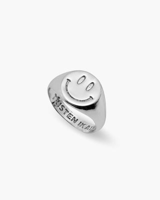 Smiley Guy ring in 925 sterling silver, smiley face signet, angled view