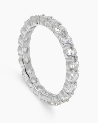 Full Circle ring in 925 sterling silver, close-up of the prong-set cubic zirconia stones