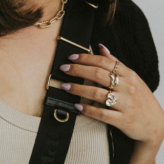 Chain Dead ring worn: hand on the chest wearing gold rings, black strap